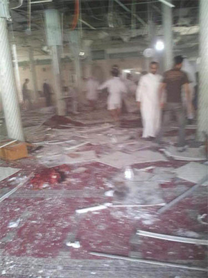 destrozos dentro de la mezquita por el atentado Decenas de víctimas en un atentado en Arabia Saudita